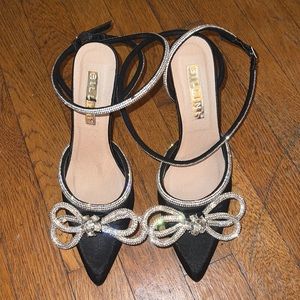 BILLINI Bow Heels Sz 7